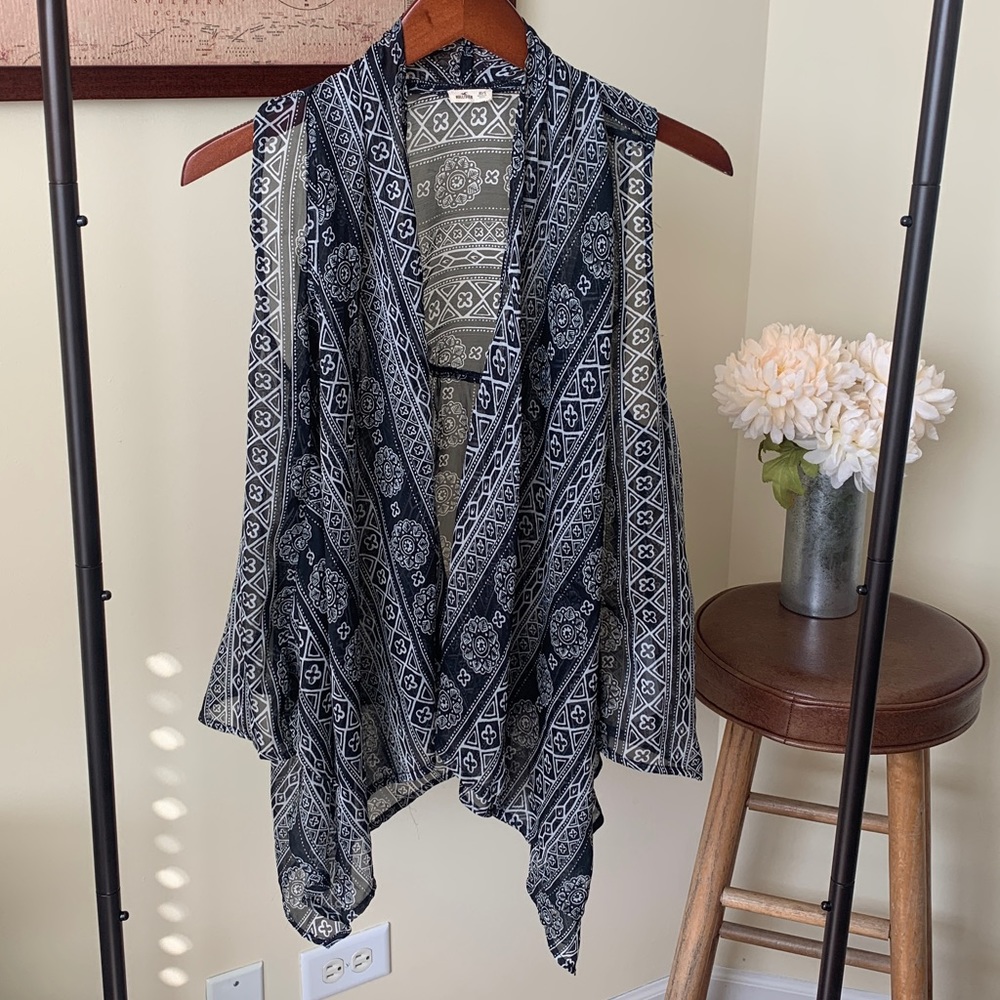 Hollister black&white patterned slouchy open vest